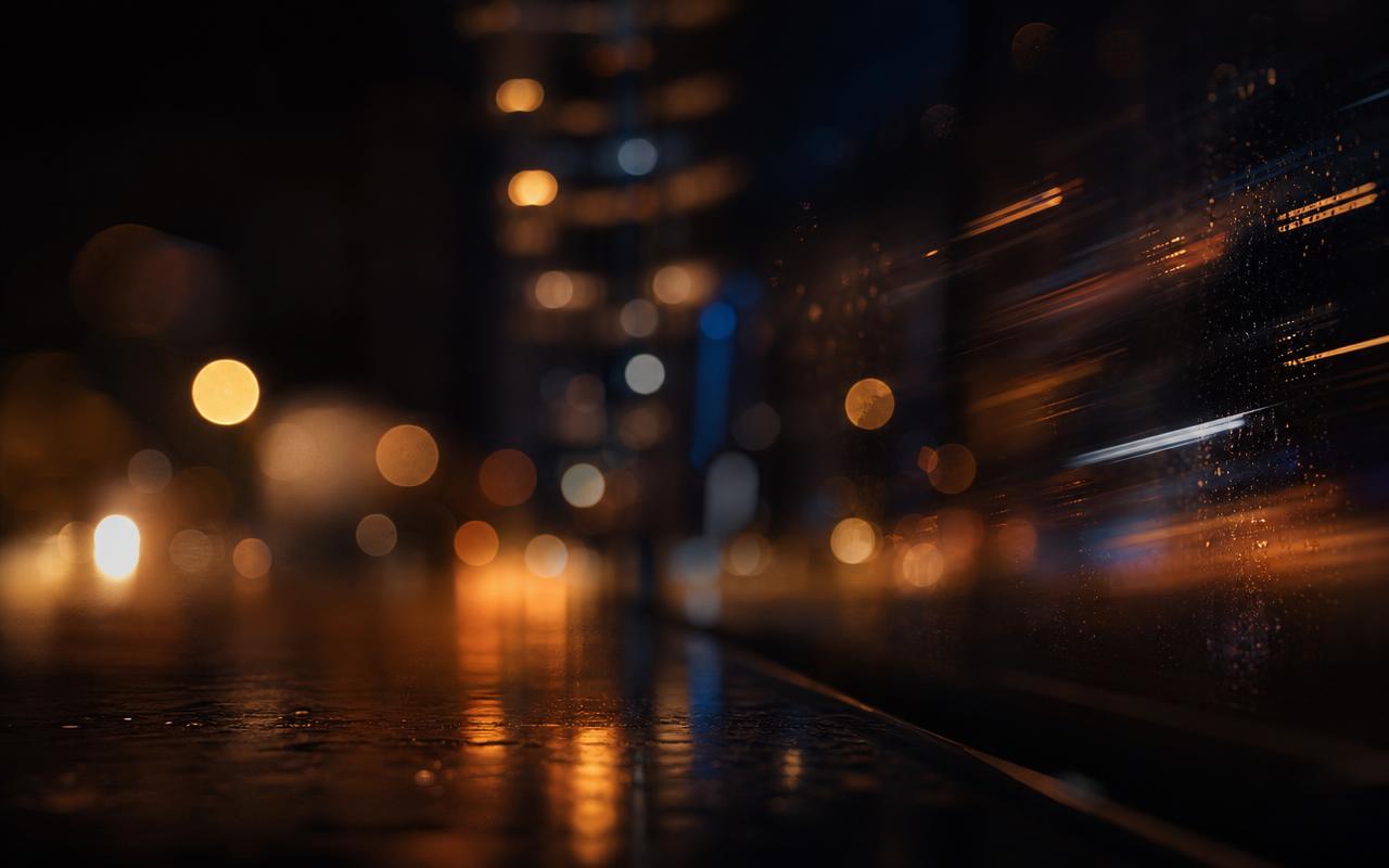 Atmosphère nocturne abstraite — bokeh ambré et traînées indigo