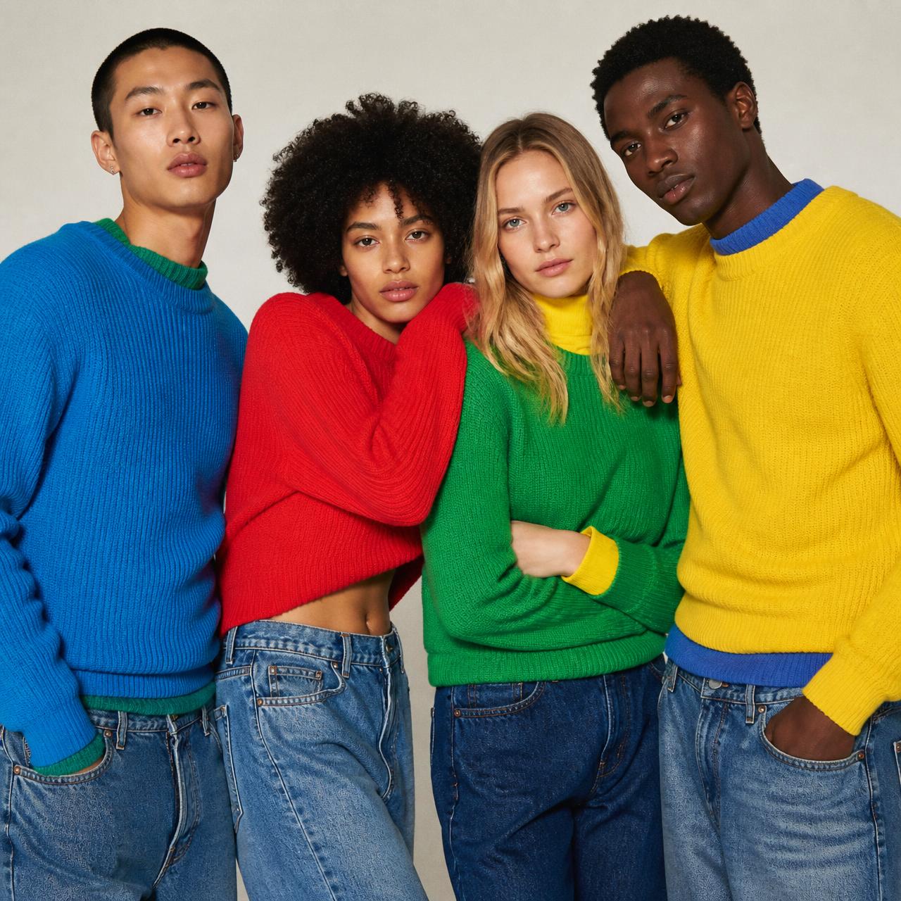 Casting mode — quatre mannequins en maille colorblock