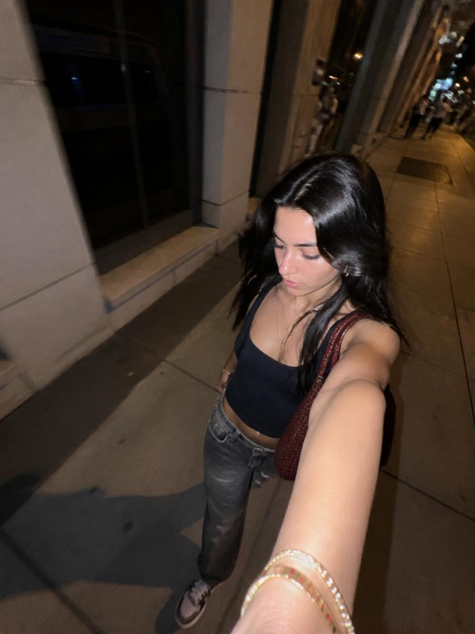 Contenu UGC — silhouette streetwear de nuit